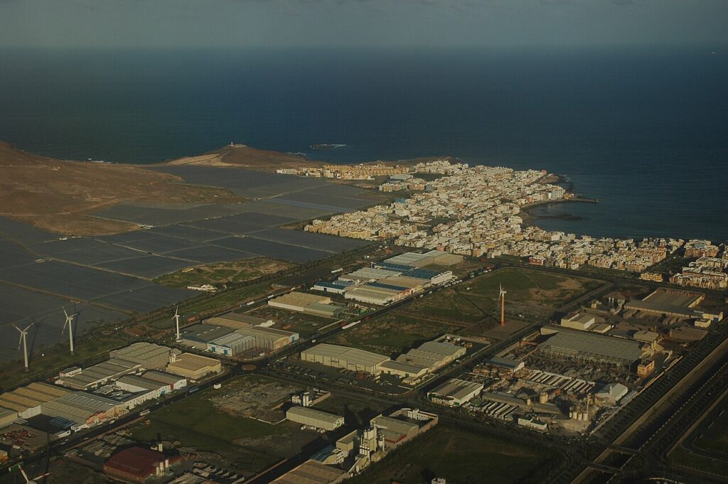 Vista aérea de Arinaga y parte de su polígono industrial, en Gran Canaria