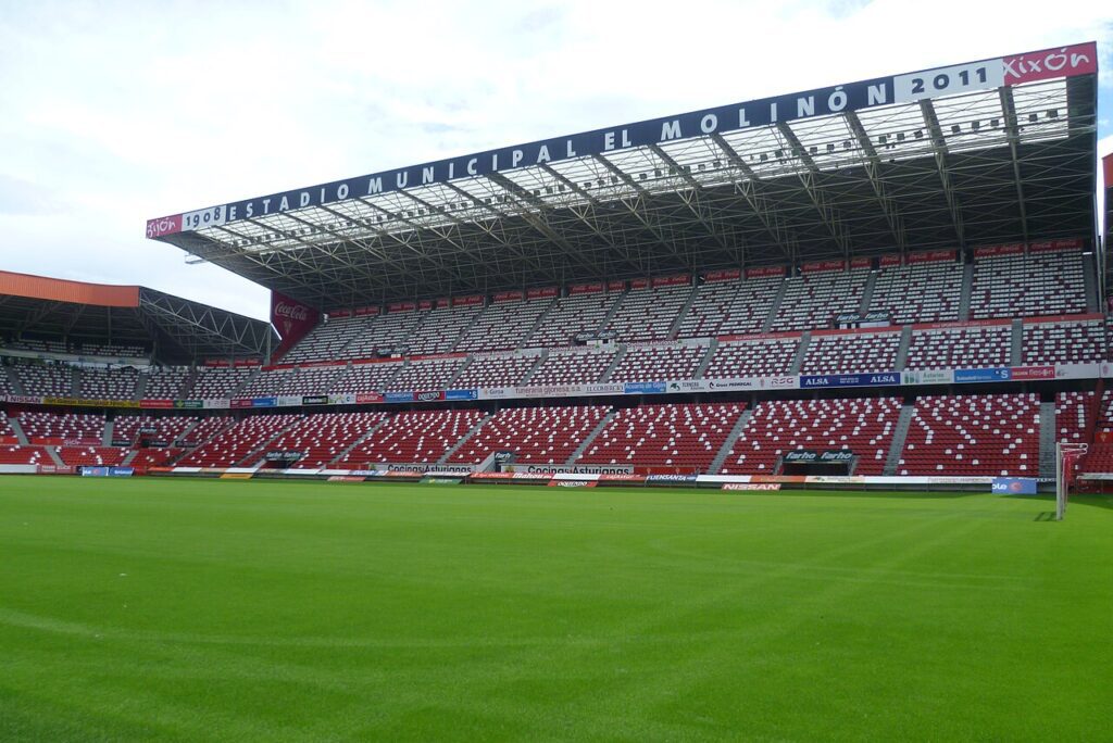 Grada del estadio El Molinón, en Gijón
