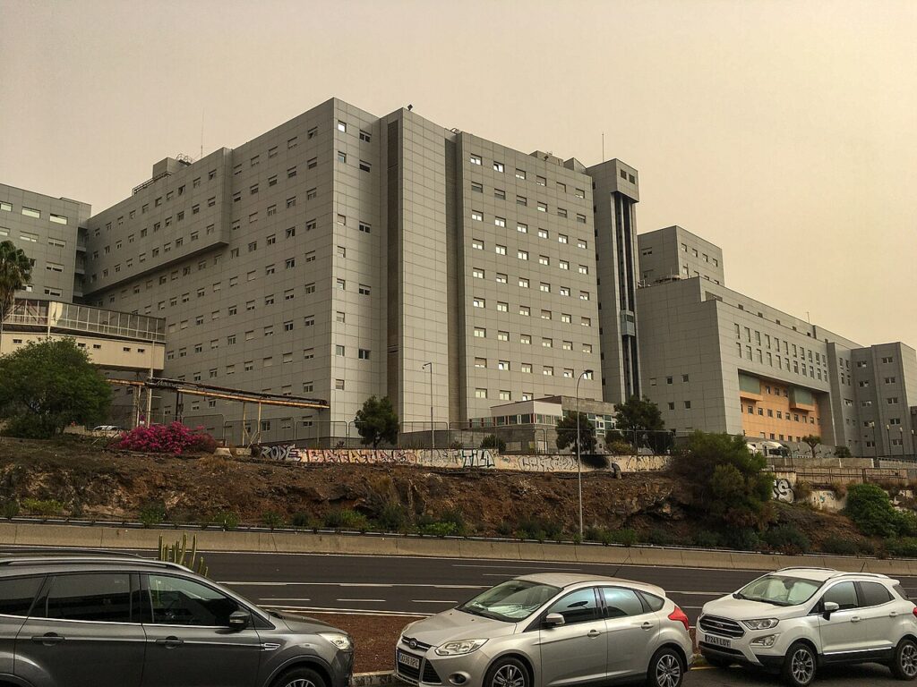 Hospital Universitario Nuestra Señora de Candelaria, en Santa Cruz de Tenerife, en un día de calima