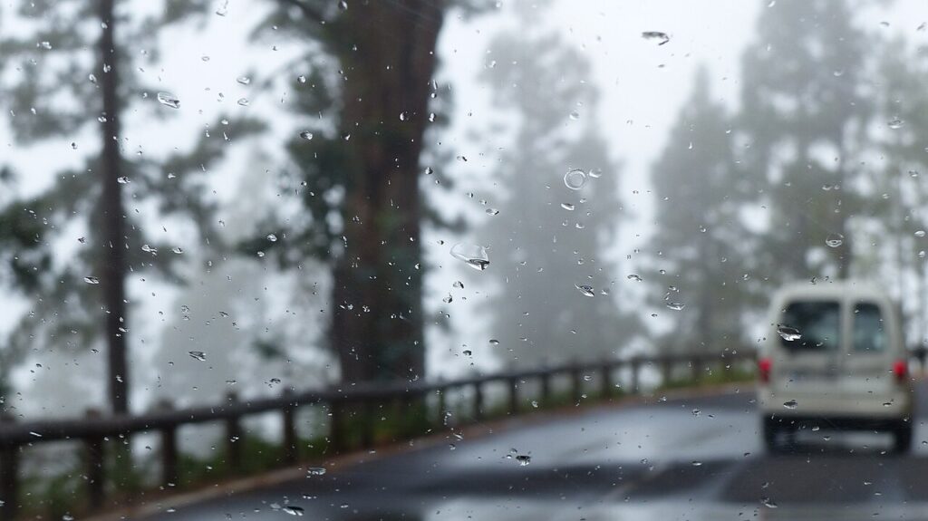 Carretera TF-24 bajo la lluvia en el Parque Nacional del Teide