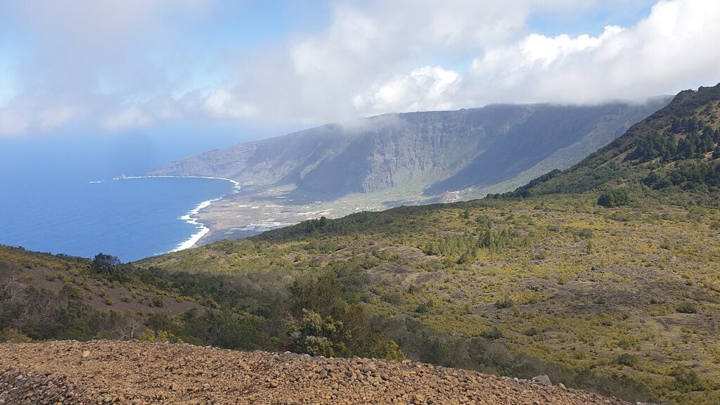 Valle de El Golfo, en El Hierro, visto desde el volcán Tanganasoga