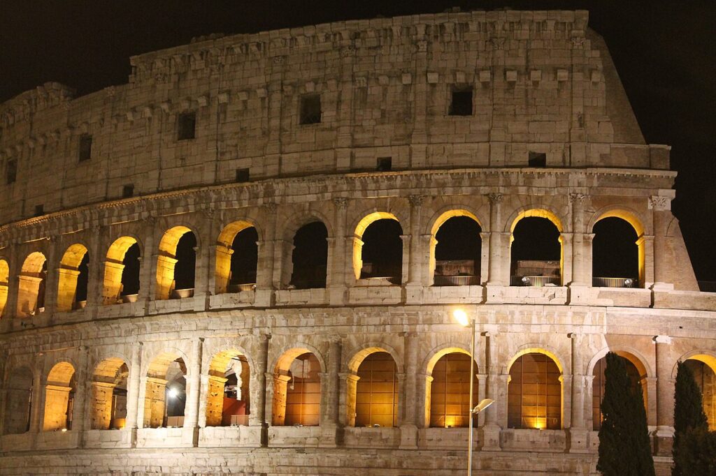 El Coliseo de Roma iluminado de noche (imagen de archivo)