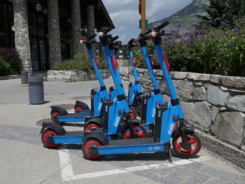 Imagen genérica: patinetes eléctricos de alquiler de la empresa Dott, fotografiados en Francia