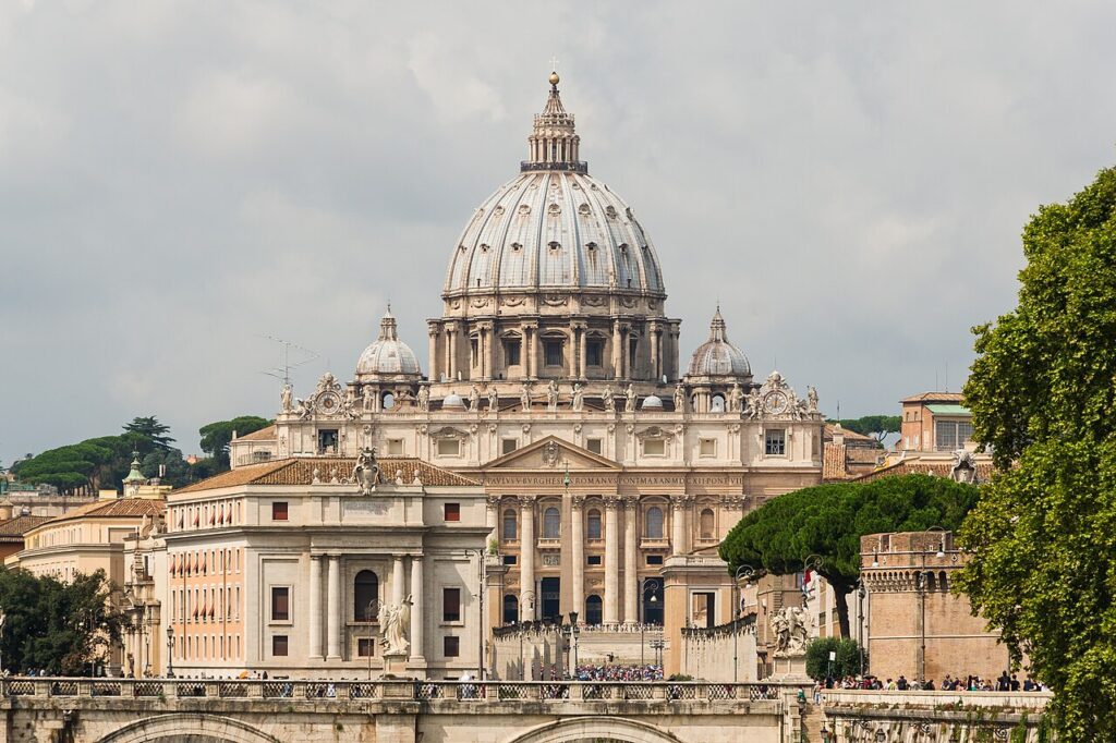 Fachada de la basílica de San Pedro, en el Vaticano, con la logia central (imagen de archivo)
