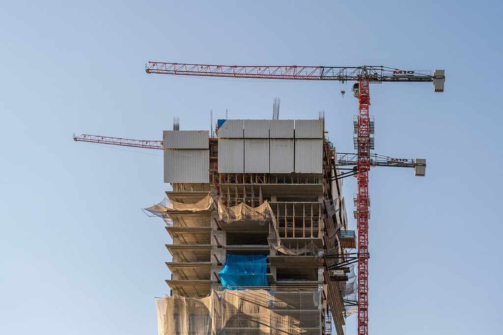 Imagen genérica: estructura de hormigón de un edificio en construcción, con grúas