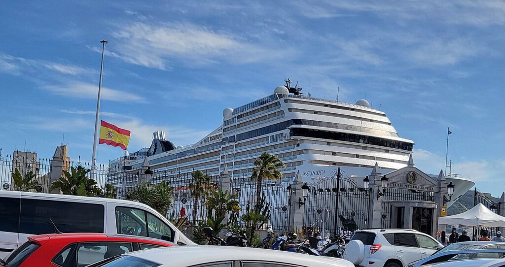 Bandera de España a media asta en Ceuta por la muerte del papa Francisco, el 22 de abril de 2025