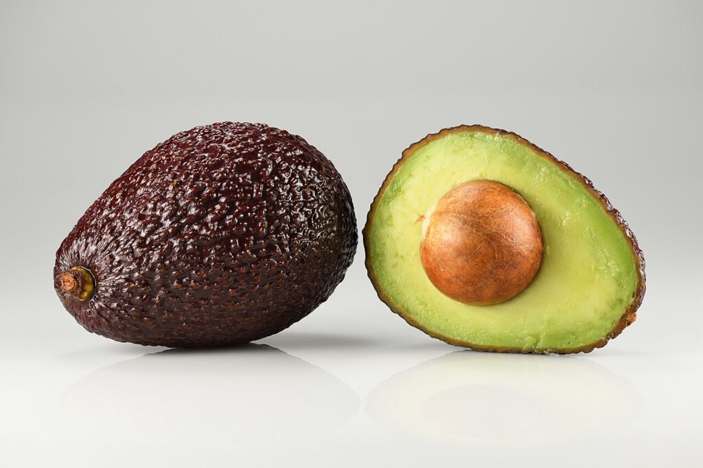 Imagen genérica: aguacate de la variedad Hass, entero y partido por la mitad