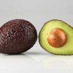 Imagen genérica: aguacate de la variedad Hass, entero y partido por la mitad