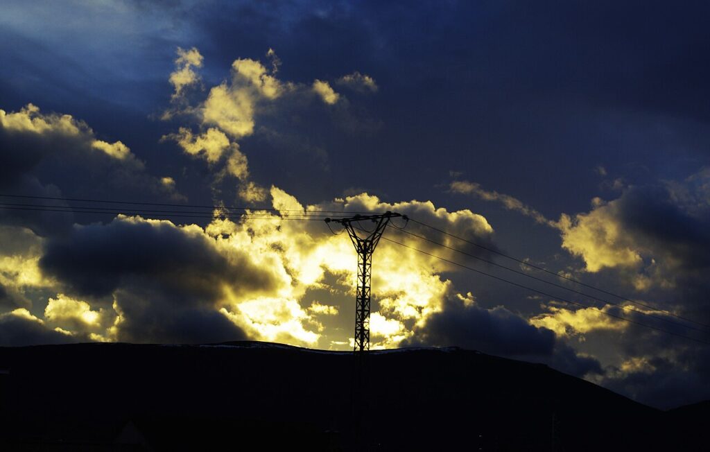 Torres y líneas eléctricas de alta tensión (imagen genérica)