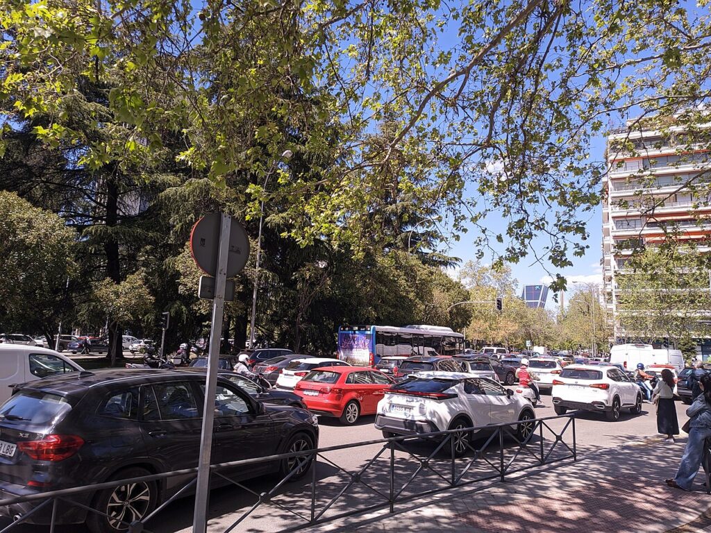 Plaza de Cuzco, en Madrid, durante el apagón del 28 de abril de 2025