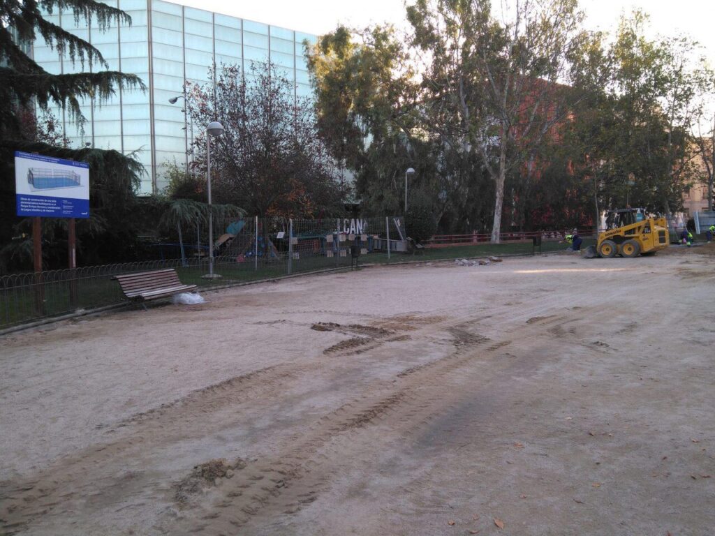 Obras de una pista multideporte en un parque de Madrid (imagen genérica)