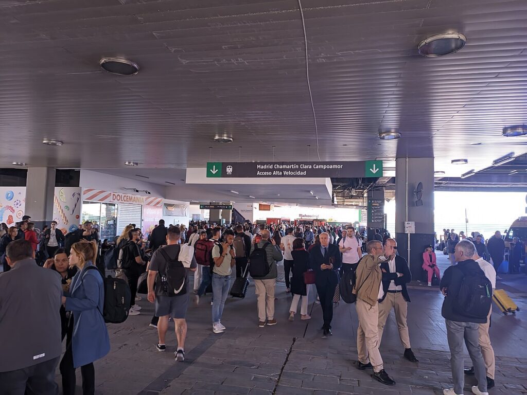 Viajeros en la estación de Madrid-Chamartín durante el apagón del 28 de abril de 2025