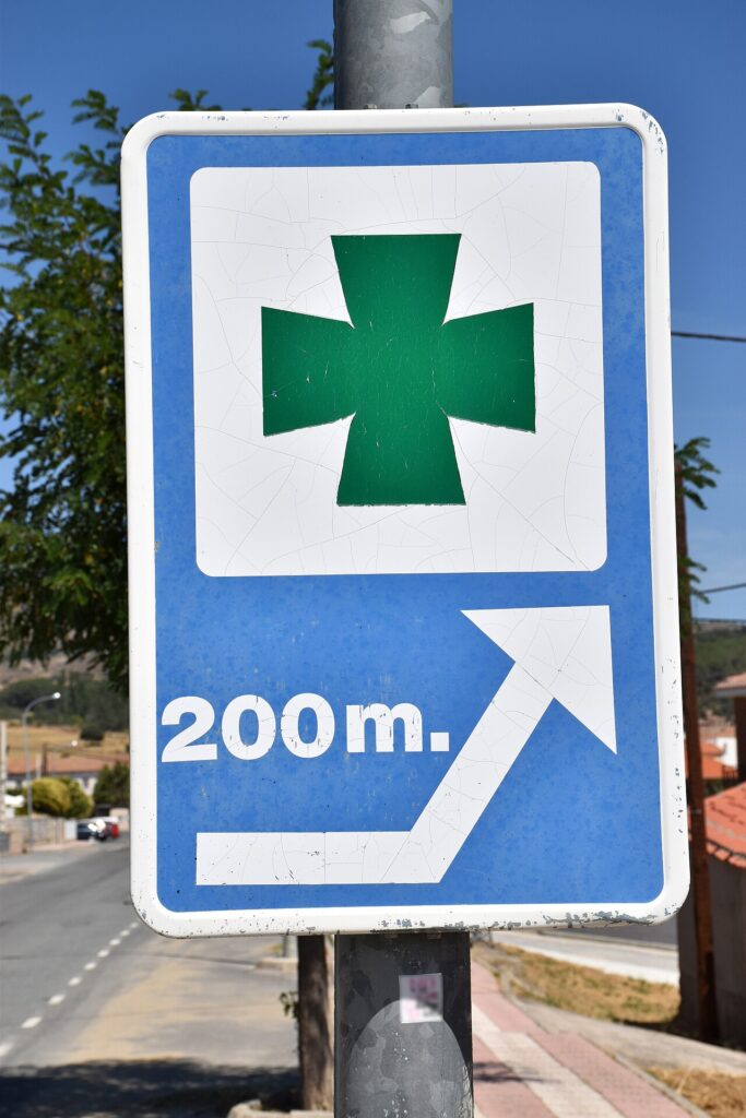 Señal que indica la cercanía de una farmacia (imagen de archivo)