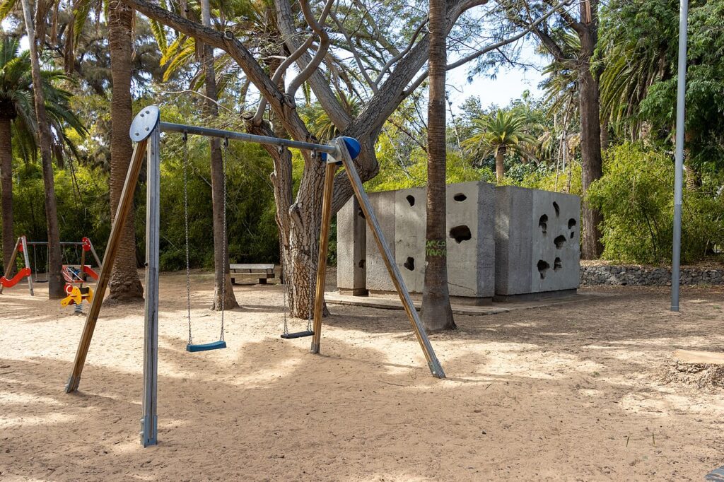 Columpios en el parque García Sanabria de Santa Cruz de Tenerife; imagen de archivo que no corresponde al parque de Miramar