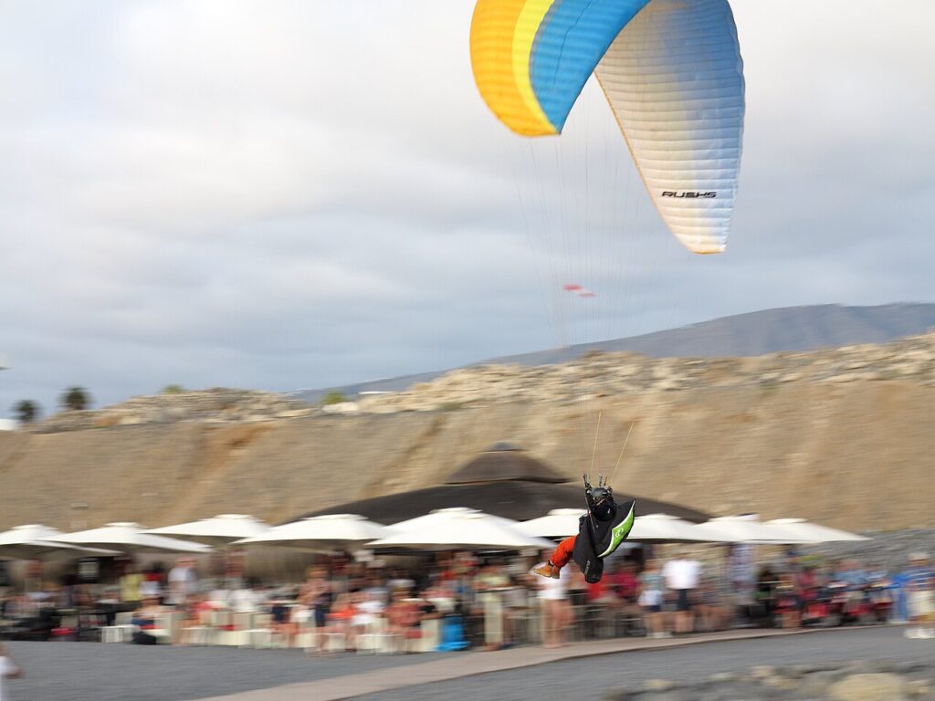 Un parapente sobrevuela Costa Adeje (imagen de archivo de 2019)
