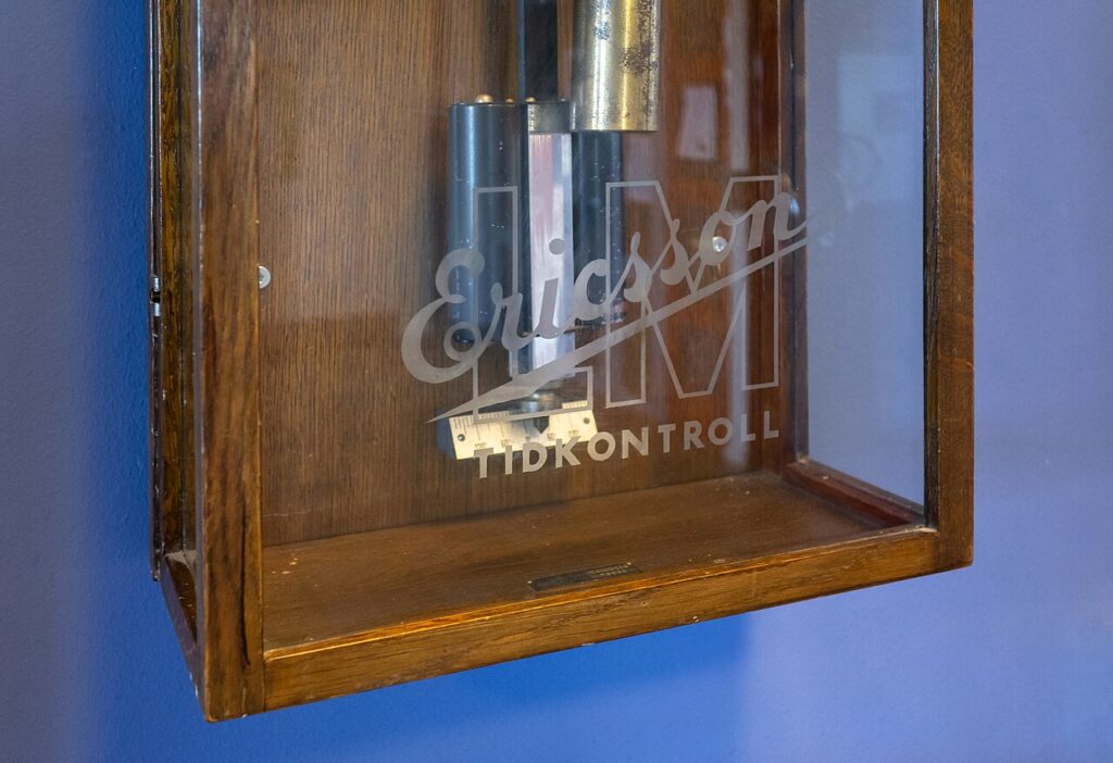 Antiguo reloj para fichar la entrada y salida del trabajo (imagen de archivo)
