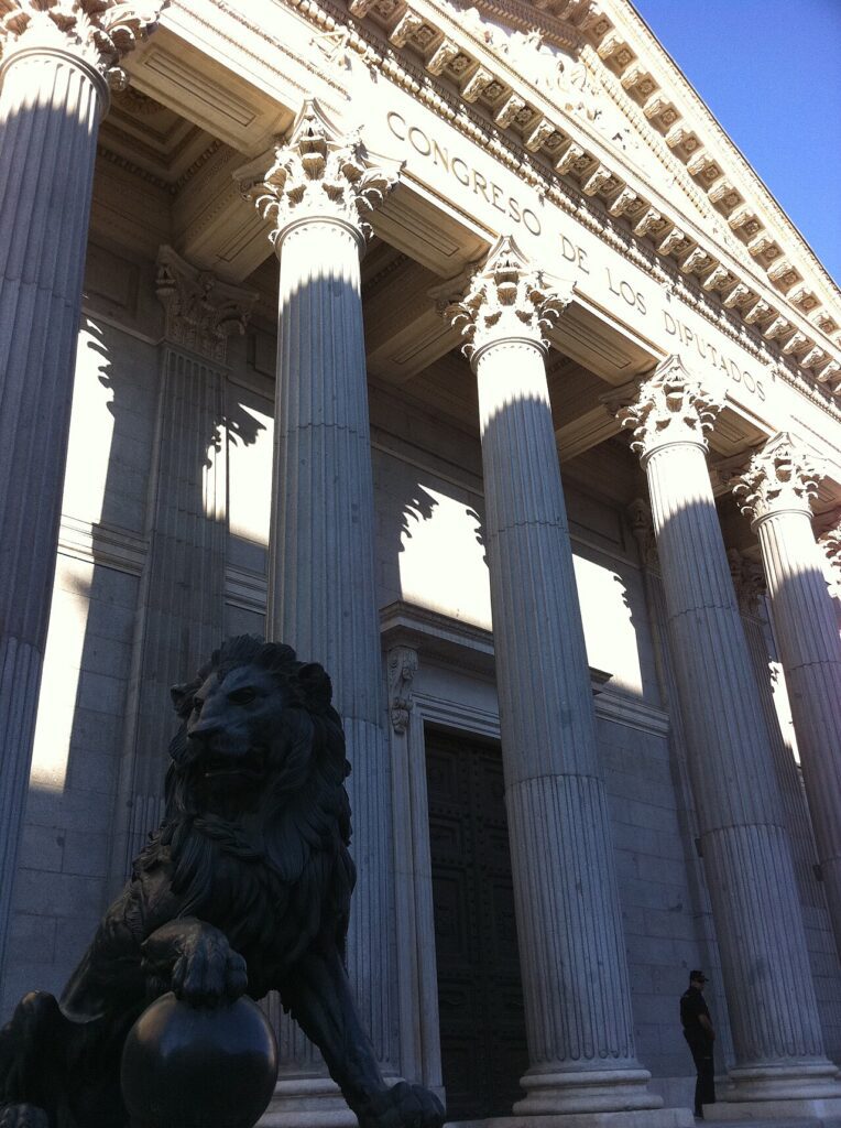 Columnas de la fachada del Congreso de los Diputados, en Madrid (imagen de archivo)
