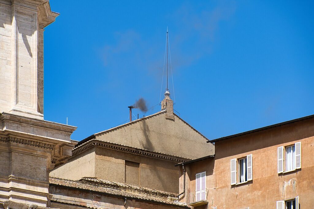Humo negro sale de la chimenea de la Capilla Sixtina durante el cónclave de mayo de 2025 (imagen de archivo)