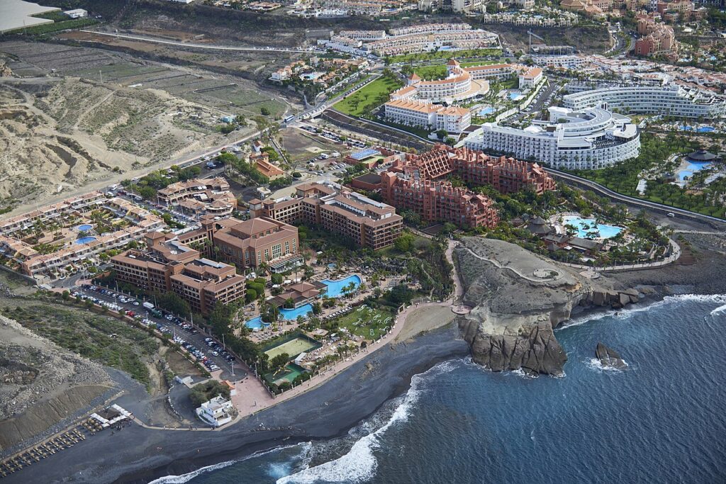 Vista aérea de la costa de Adeje, en el sur de Tenerife, una de las zonas a las que da servicio la depuradora Adeje-Arona (imagen de archivo)