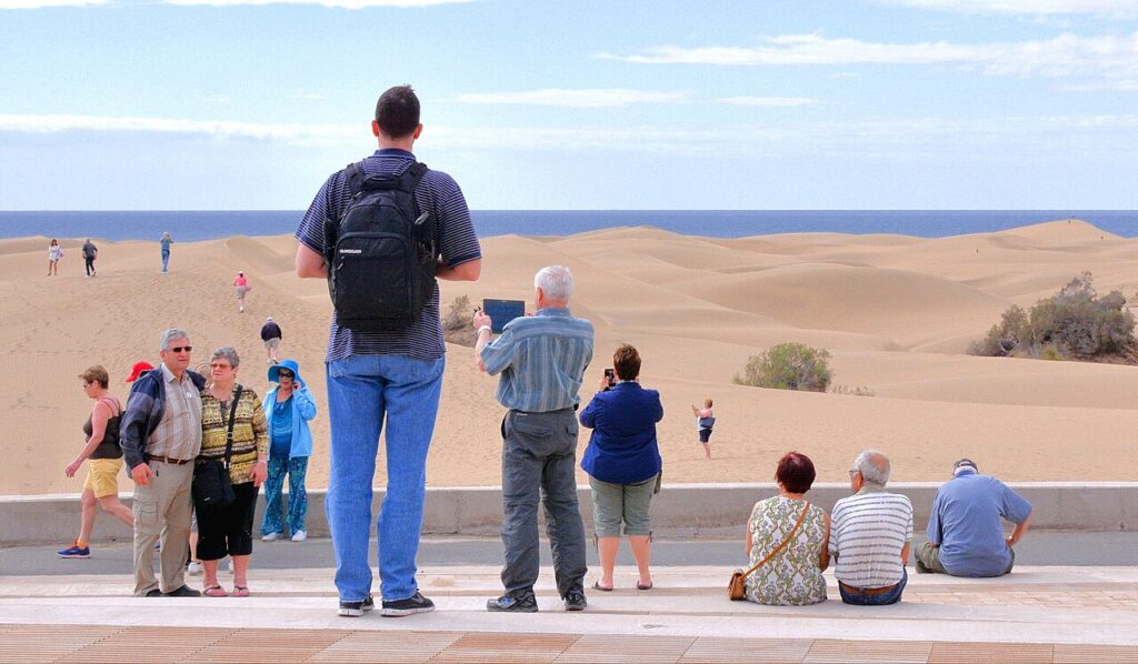 Turistas ante las dunas de Maspalomas, en Gran Canaria (imagen de archivo)