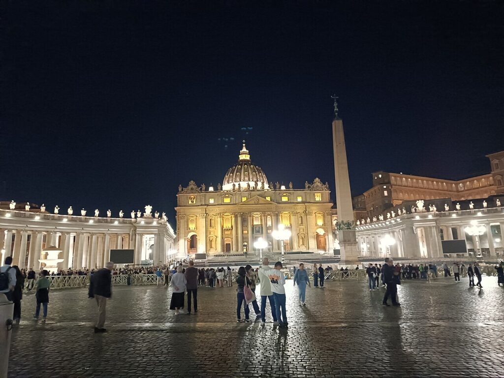 Plaza de San Pedro, en el Vaticano, de noche (imagen de archivo)