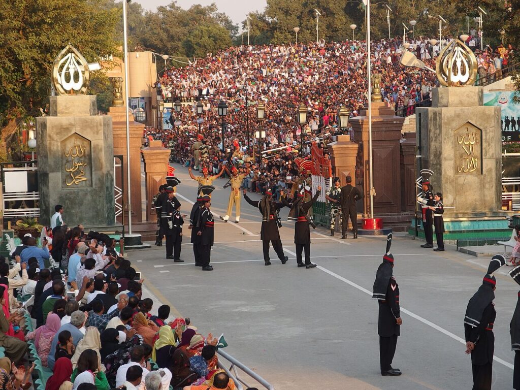 Ceremonia de cierre de la frontera en el paso de Wagah, entre India y Pakistán (imagen de archivo)