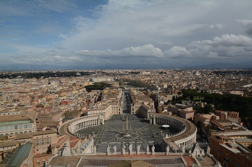 Vista de la plaza de San Pedro desde la cúpula de la basílica, en el Vaticano (imagen de archivo)