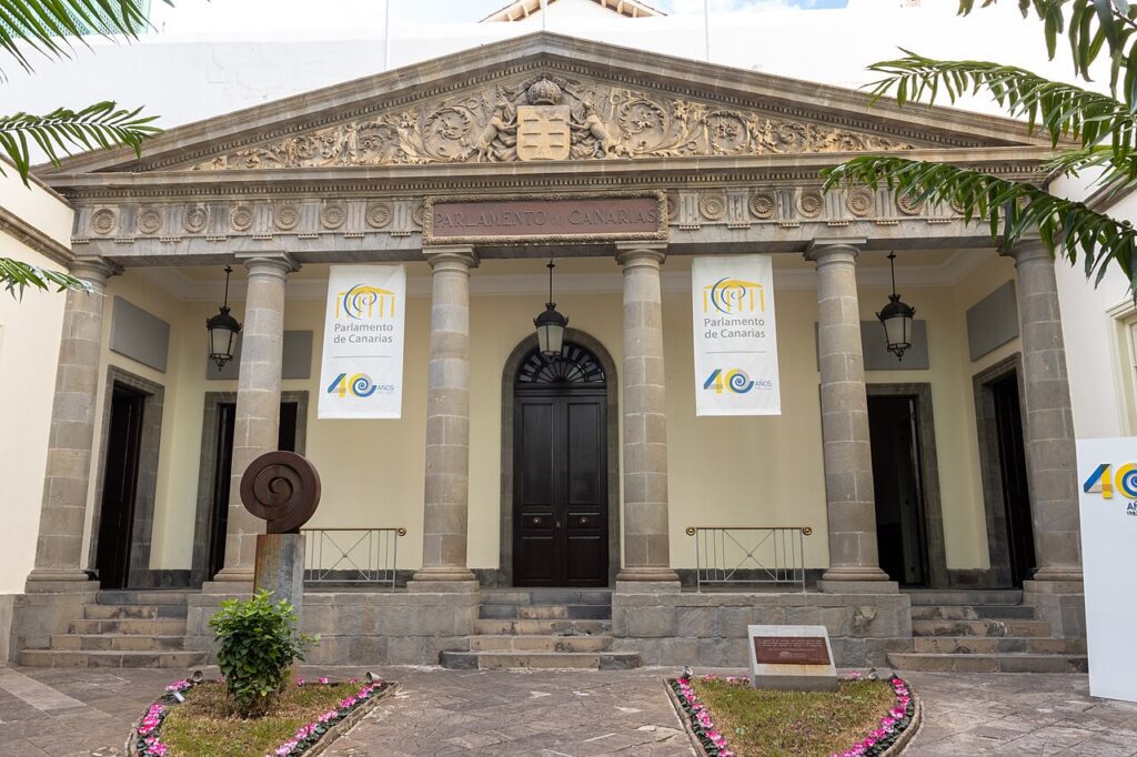 Fachada del Parlamento de Canarias, en Santa Cruz de Tenerife (imagen de archivo)