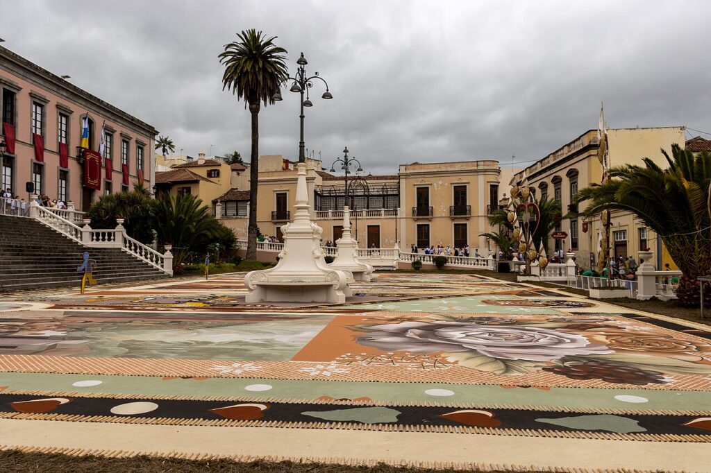 Plaza del Ayuntamiento de La Orotava, con una alfombra de tierras (imagen de archivo)