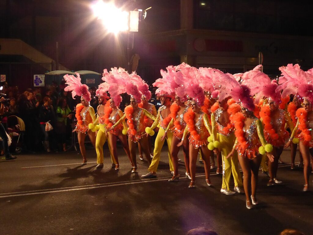 Una comparsa baila en el desfile del Sábado de Carnaval de Santa Cruz de Tenerife (imagen de archivo)