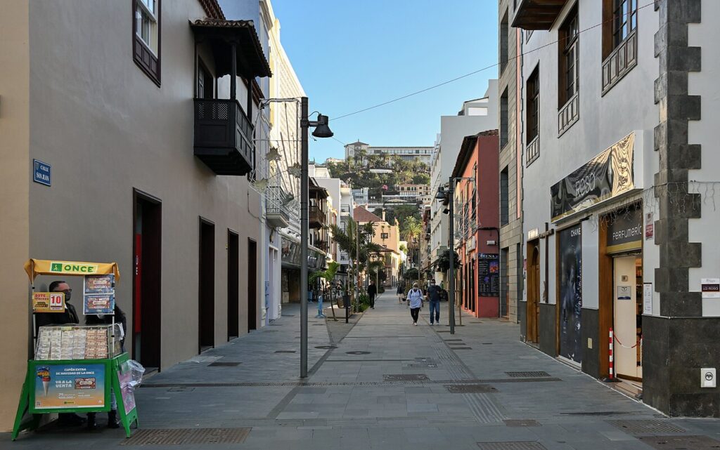 Calle San Juan, en Puerto de la Cruz, con el antiguo hotel Taoro al fondo (imagen de archivo)