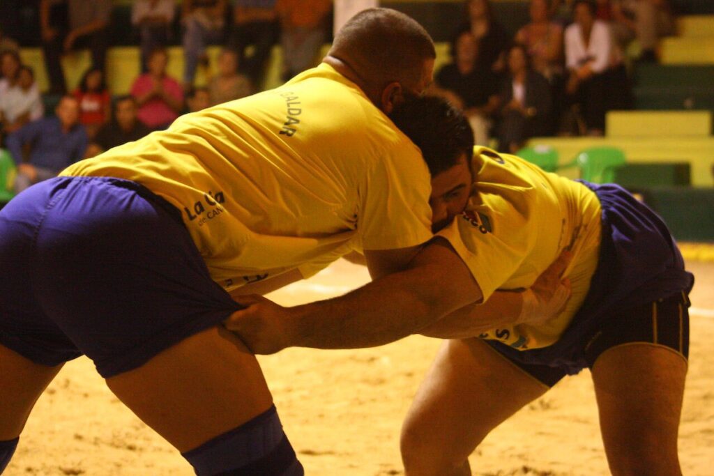 Una agarrada de lucha canaria en un terrero (imagen de archivo)
