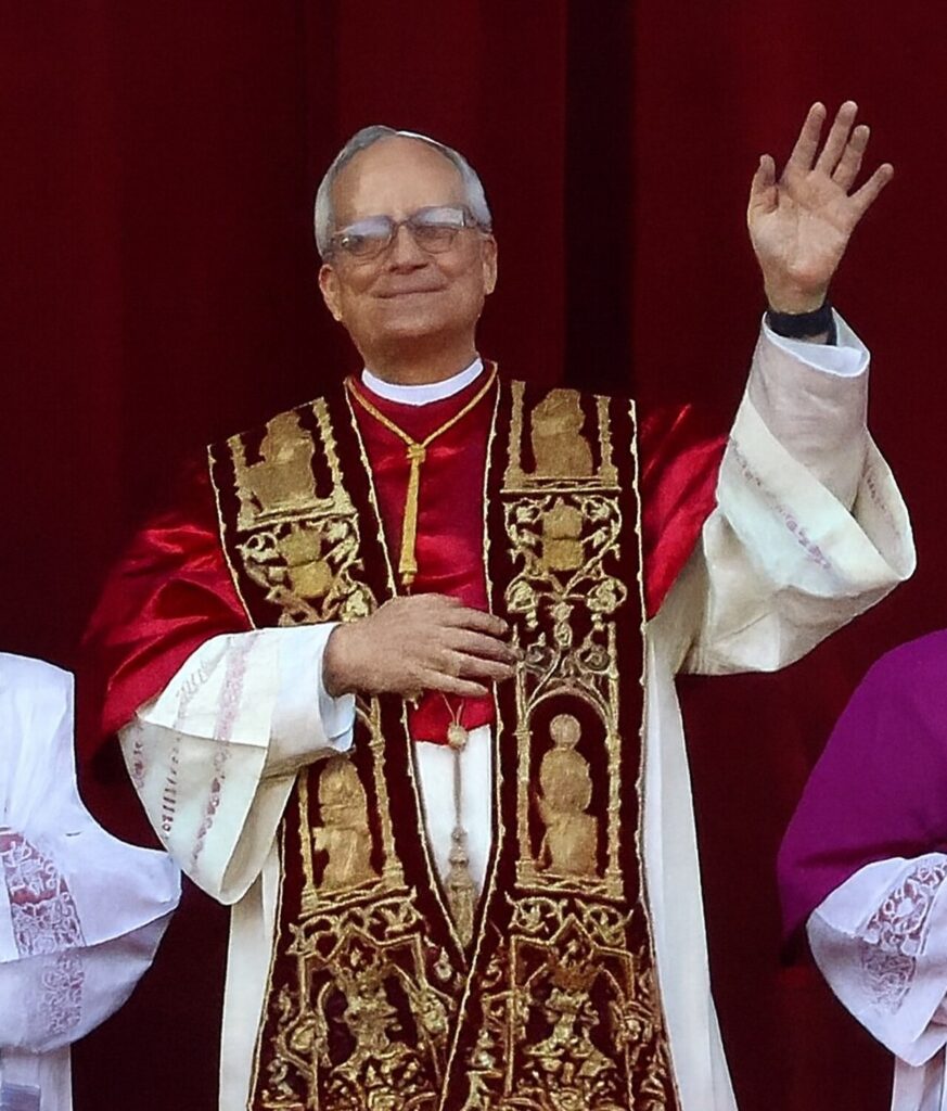 El papa León XIV, en la logia de la basílica de San Pedro tras su elección, el 8 de mayo de 2025 (imagen de archivo)