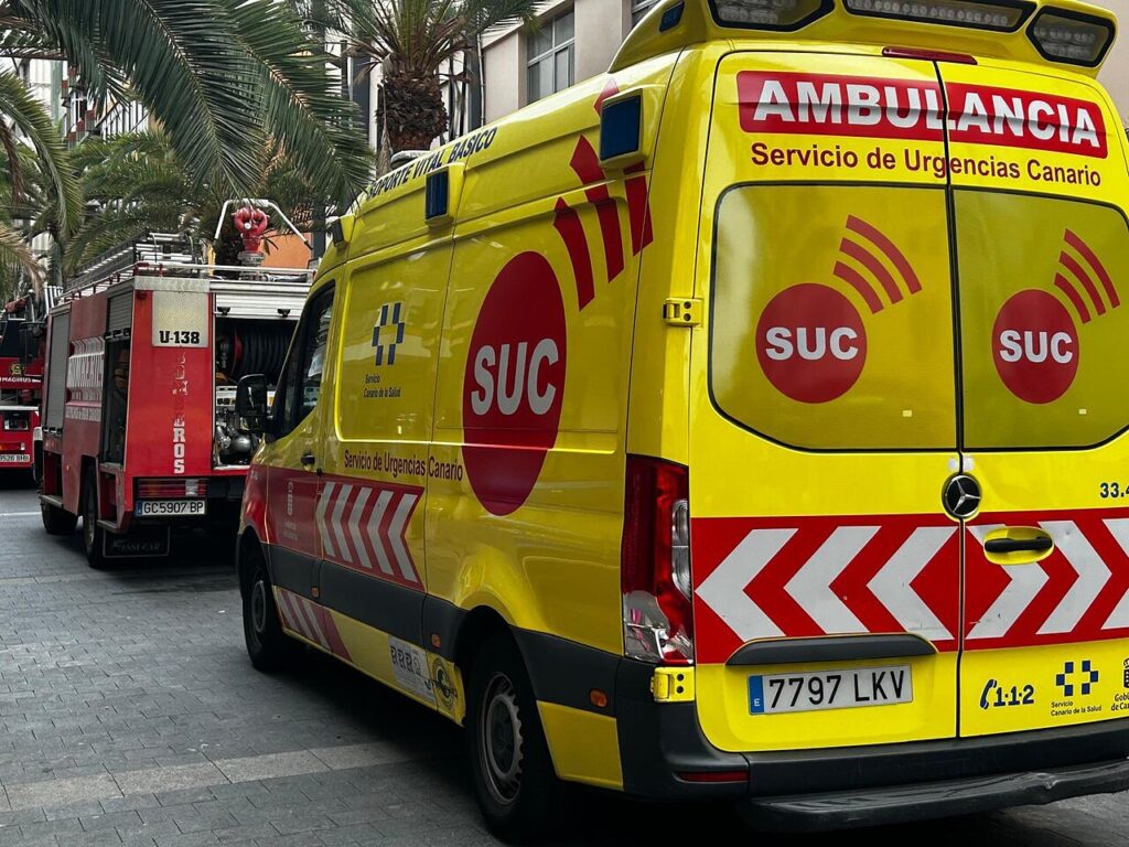 Ambulancia del SUC y bomberos en el incendio de una vivienda en Las Palmas de Gran Canaria (imagen de archivo)