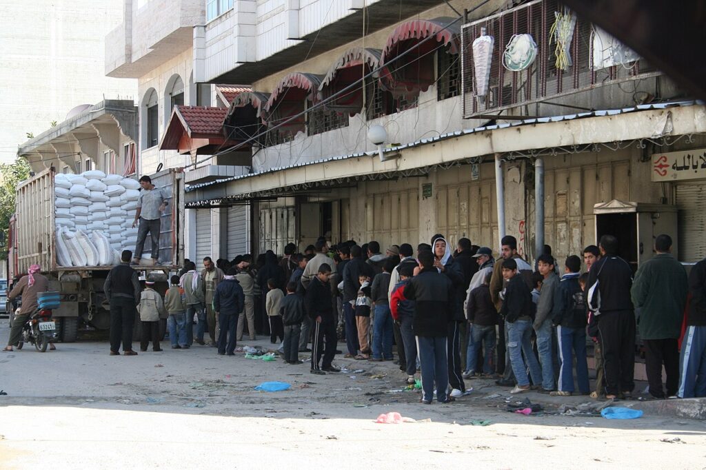 Personas hacen cola para conseguir pan en Gaza (imagen de archivo de 2009)