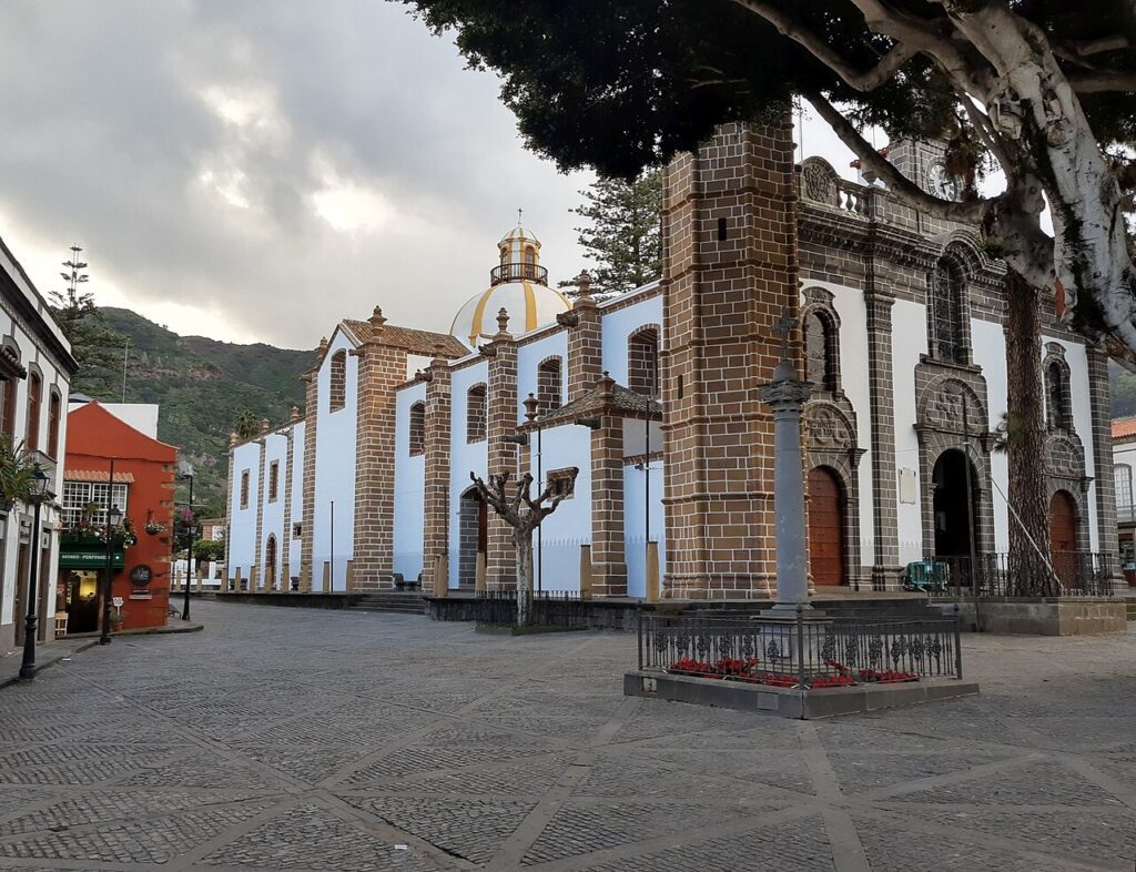 Basílica de Nuestra Señora del Pino, en Teror, vista desde la plaza (imagen de archivo)