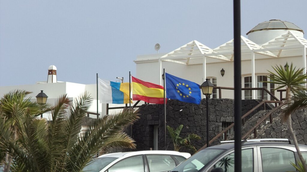 Banderas de Canarias, España y la Unión Europea (imagen de archivo)