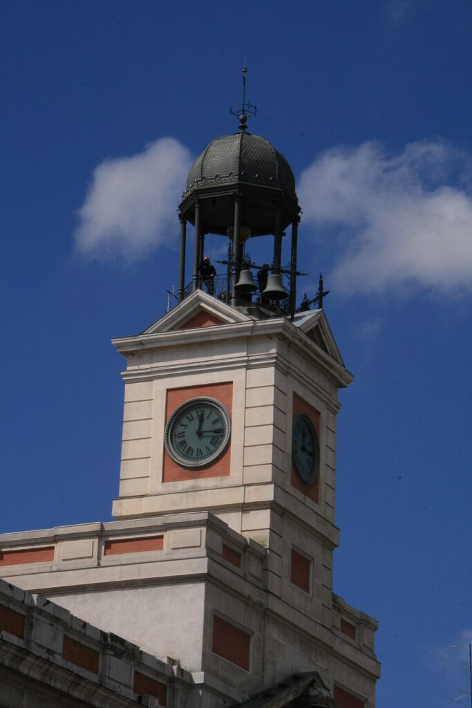 Torre del reloj de la Real Casa de Correos, en la Puerta del Sol de Madrid (imagen de archivo)