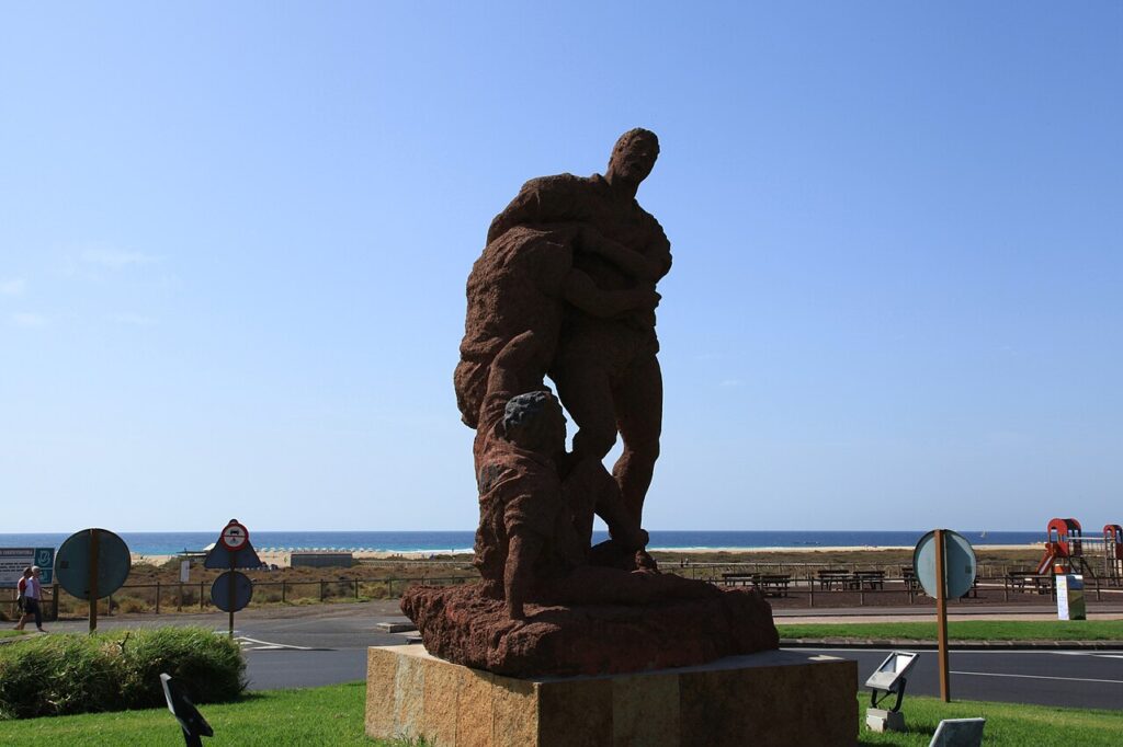 Monumento de homenaje a la lucha canaria en la avenida del Saladar, en Morro Jable (imagen de archivo)
