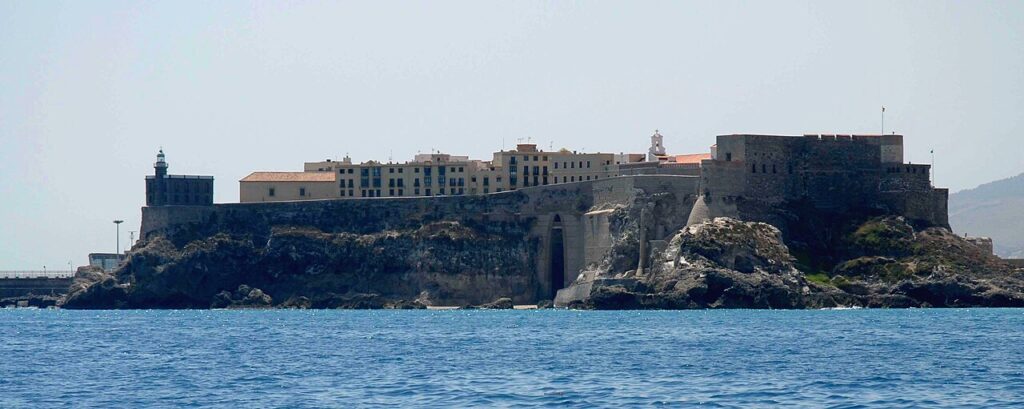 Vista de Melilla la Vieja desde el mar (imagen de archivo)