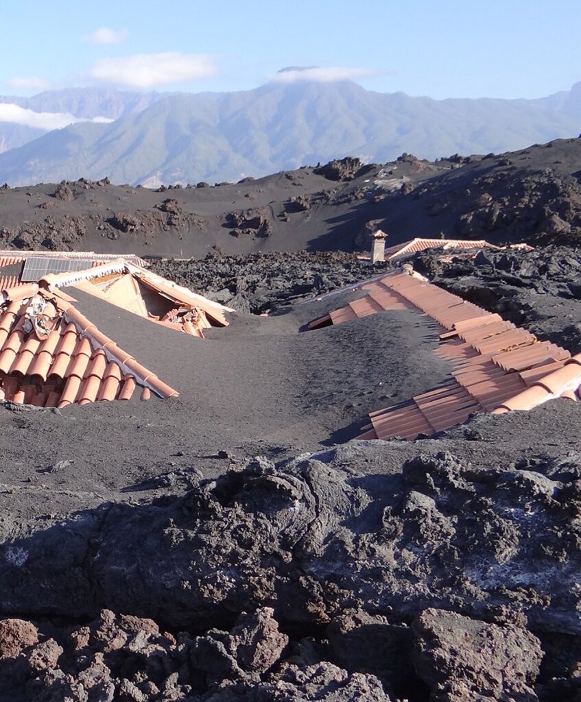 Edificios parcialmente sepultados por la lava del volcán Tajogaite, en La Palma, en 2021 (imagen de archivo)