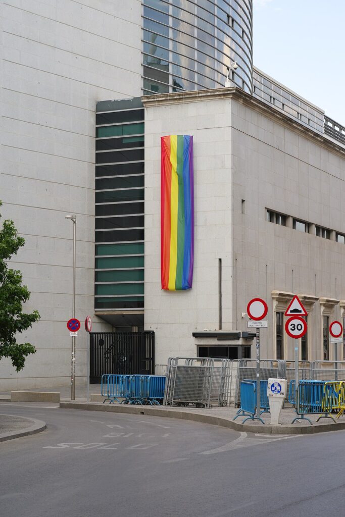 Bandera arcoíris en la fachada de un edificio del Congreso de los Diputados, en Madrid (imagen de archivo)