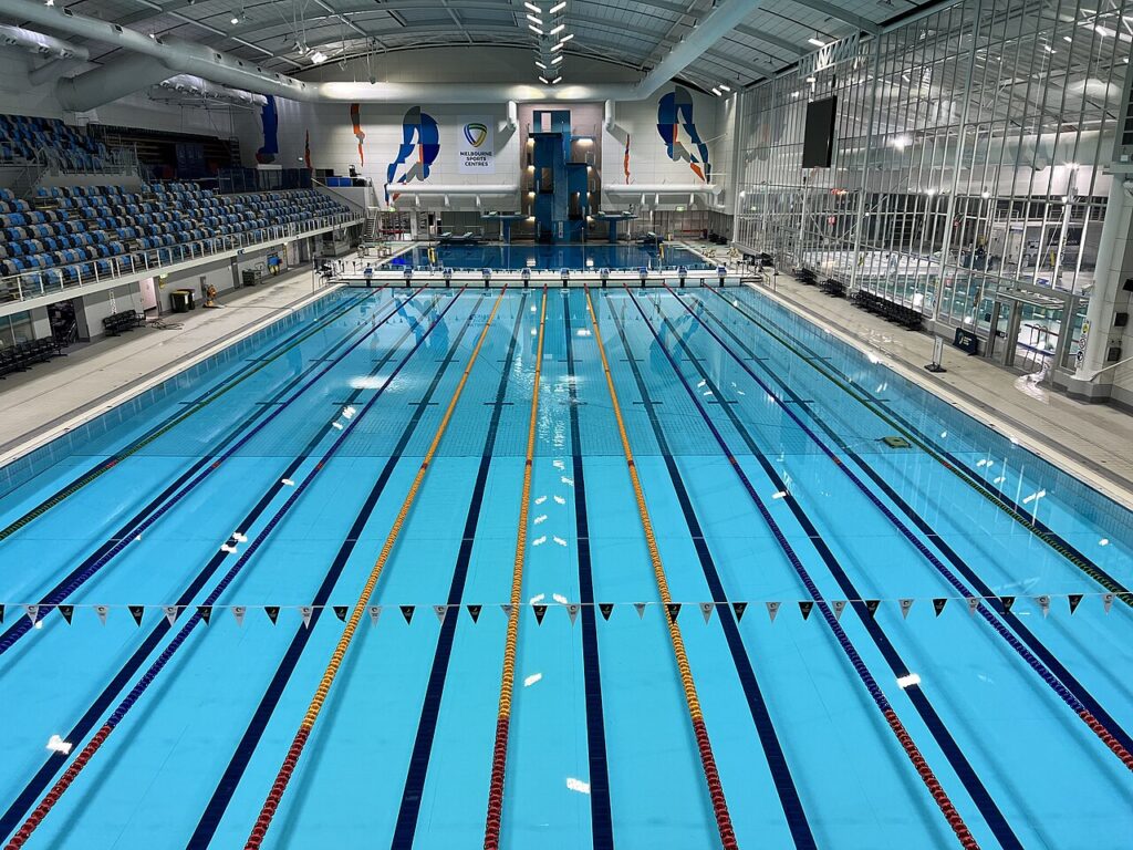 Piscina cubierta de un centro deportivo (imagen de archivo)