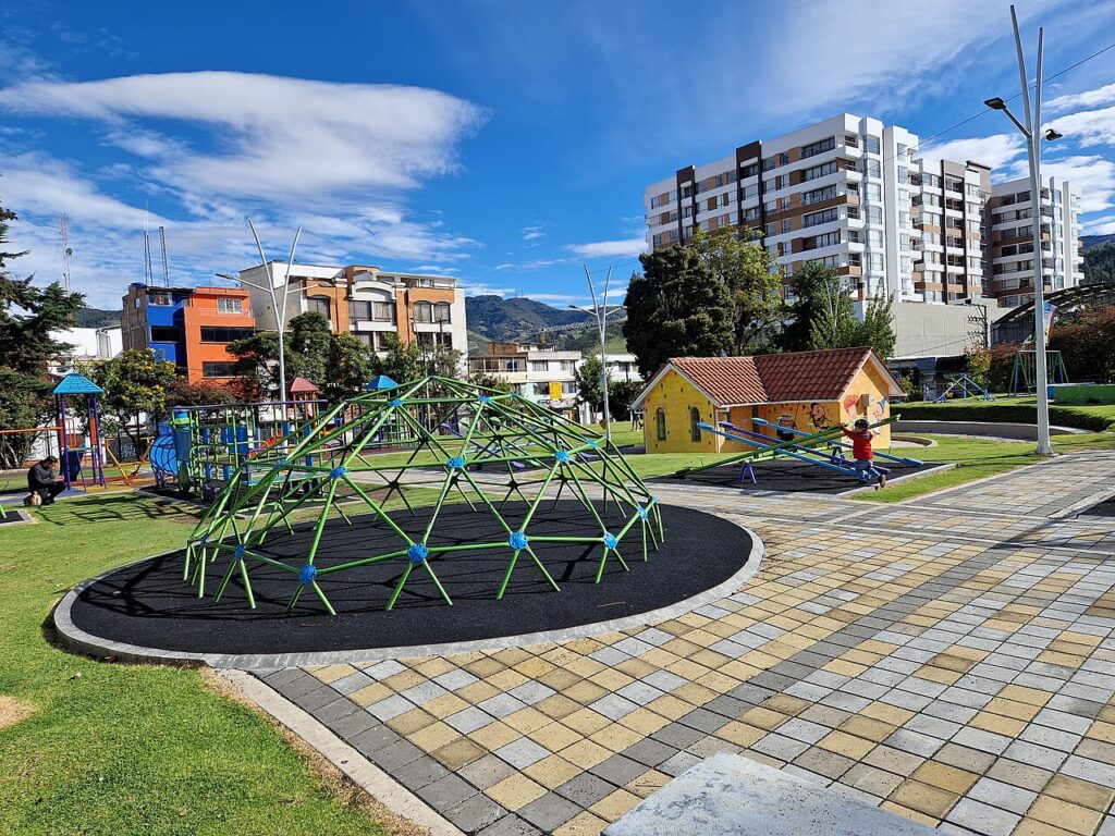 Parque infantil con juegos de escalada (imagen de archivo)