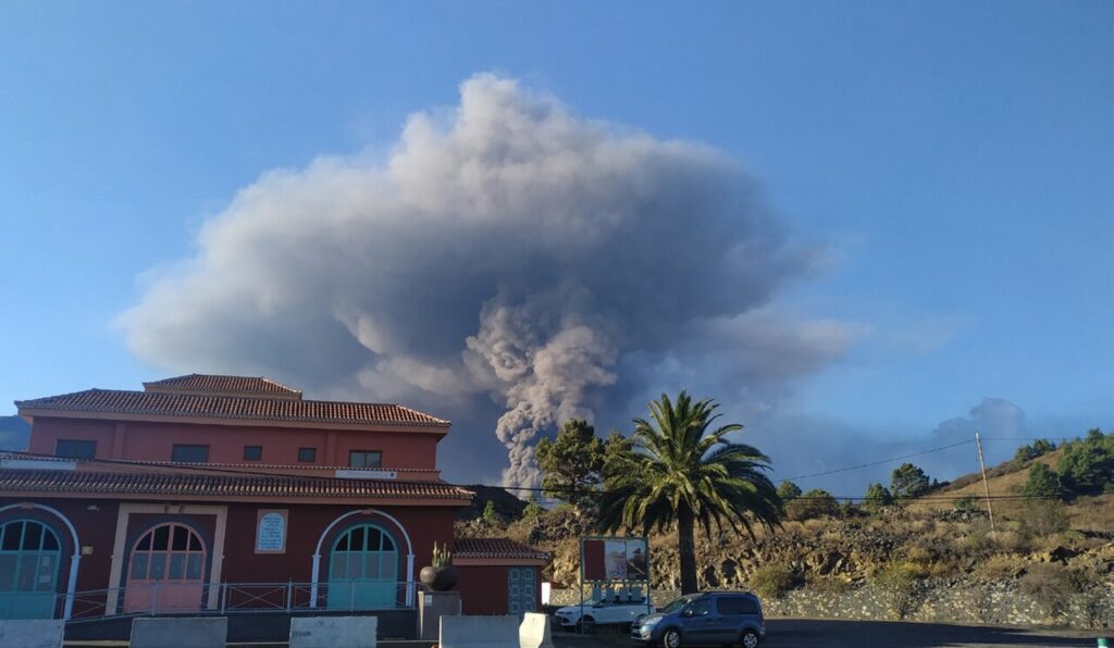 Columna eruptiva del volcán Tajogaite, en La Palma, en 2021 (imagen de archivo)