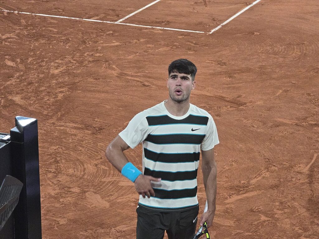 Carlos Alcaraz durante un partido de Roland Garros 2025 (imagen de archivo)