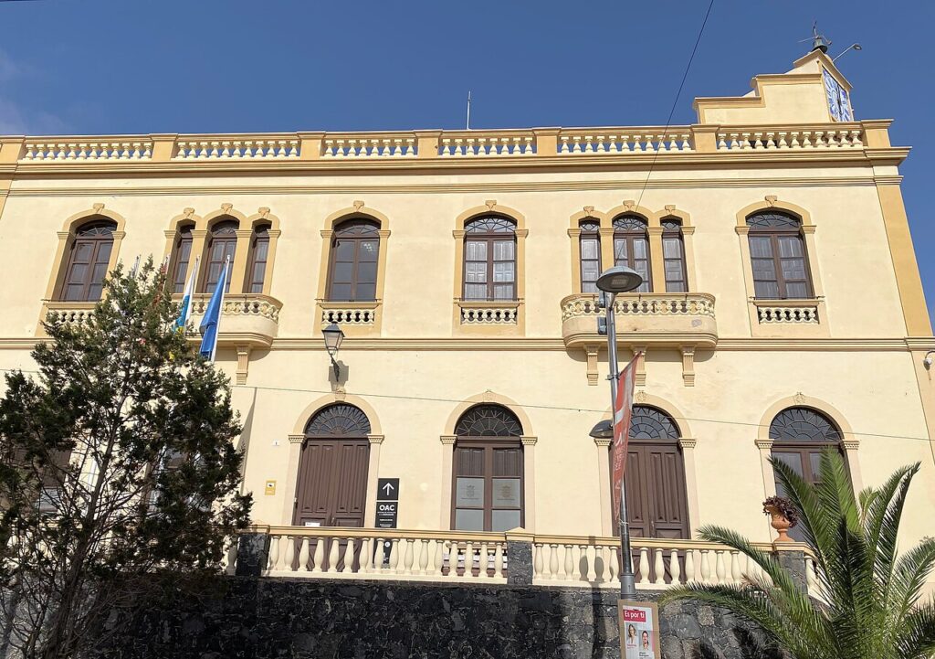Calle Grande y Ayuntamiento de Adeje, en Tenerife (imagen de archivo)
