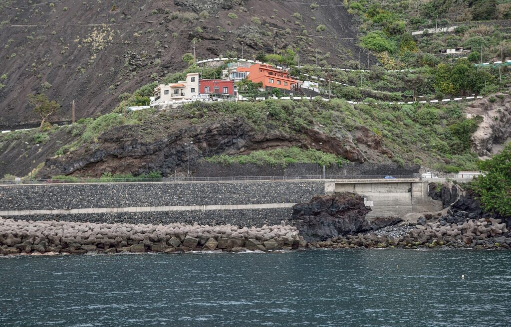 Calles y casas junto a la costa de Garachico, en Tenerife (imagen de archivo)
