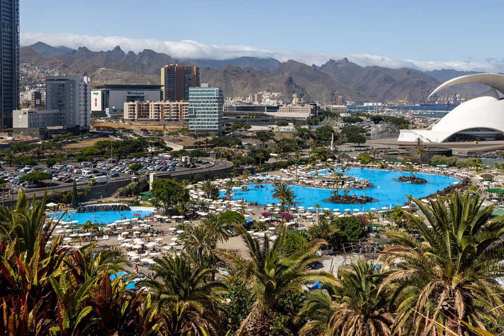 El Parque Marítimo César Manrique visto desde el Palmetum de Santa Cruz de Tenerife (imagen de archivo)