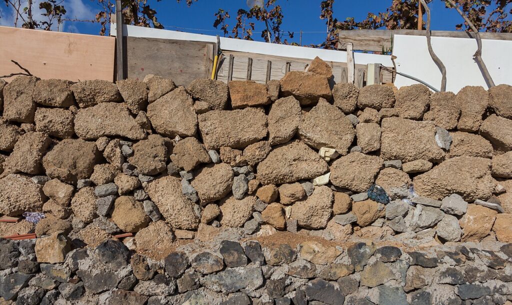 Viñedos junto a un muro de piedra en Arafo, Tenerife (imagen de archivo)
